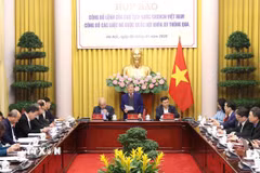Phó Chủ nhiệm Văn phòng Chủ tịch nước Cấn Đình Tài chủ trì Họp báo. (Ảnh: An Đăng/TTXVN)