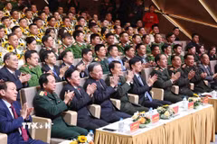 Tổng Bí thư Tô Lâm và các đại biểu dự chương trình Gặp mặt những tấm gương công an xã, thị trấn và lực lượng tham gia bảo vệ an ninh trật tự ở cơ sở tiêu biểu. (Ảnh: Thống Nhất/TTXVN)