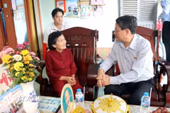 Phó Chủ tịch Quốc hội Nguyễn Đức Hải thăm, chúc Tết gia đình bà Nguyễn Thị Nga, thân nhân liệt sĩ tại huyện Vũng Liêm, tỉnh Vĩnh Long. (Ảnh: Phạm Minh Tuấn/TTXVN)