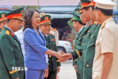 Phó Chủ tịch nước Võ Thị Ánh Xuân đến thăm, chúc Tết các lực lượng vũ trang nhân dân tại Bộ Chỉ huy Quân sự tỉnh Cà Mau. (Ảnh: Huỳnh Anh/TTXVN)
