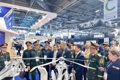 Thượng tướng Nguyễn Trường Thắng cùng đoàn công tác nghe đối tác Pháp giới thiệu về mô hình máy bay trực thăng chiến đấu. (Ảnh: Ngọc Hiệp/TTXVN)