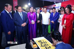 Thủ tướng Phạm Minh Chính tham quan không gian văn hóa của Việt Nam tại Lễ hội. (Ảnh: Dương Giang/TTXVN)