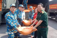 Cán bộ, chiến sỹ Sư đoàn 372 (Quân chủng Phòng không-Không quân) bàn giao nhu yếu phẩm cho các lực lượng tỉnh Thái Nguyên. (Ảnh: TTXVN phát)