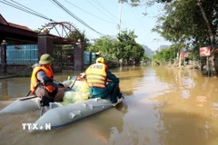 Lực lượng Công an xã Vân Nham, tỉnh Lạng Sơn thường xuyên ứng trực, sẵn sàng hỗ trợ người dân. (Ảnh: Văn Đạt/TTXVN)