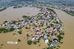 Xóm 1, thôn Đa Hội, xã Hợp Thịnh, tỉnh Bắc Ninh chìm trong biển nước. (Ảnh: Trần Việt/TTXVN)