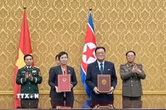 Tổng Giám đốc TTXVN Vũ Việt Trang và Chủ tịch KCNA Kim Pyong Ho ký Thỏa thuận hợp tác. (Ảnh: Hồng Điệp/TTXVN)