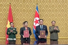 Tổng Giám đốc TTXVN Vũ Việt Trang và Chủ tịch KCNA Kim Pyong Ho ký Thỏa thuận hợp tác. (Ảnh: Hồng Điệp/TTXVN)