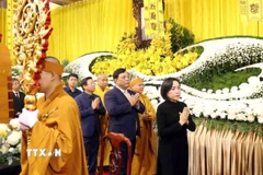 Đoàn đại biểu lãnh đạo Đảng, Nhà nước, Ủy ban MTTQ Việt Nam do bà Nguyễn Thị Thanh, Phó Chủ tịch Quốc hội dẫn đầu viếng Trưởng lão Hòa thượng Thích Trí Tịnh. Ảnh: Xuân Khu/TTXVN)