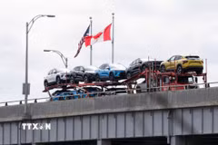 Vận chuyển xe ôtô từ Mỹ qua cầu biên giới Lewiston-Queenston vào Canada, ngày 9/4/2025. (Ảnh minh họa: THX/TTXVN)