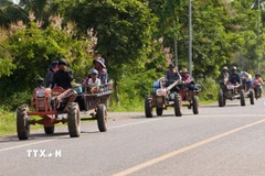 Người dân đi sơ tán tránh xung đột tại Oddar Meanchey, Campuchia. (Ảnh: THX/TTXVN)