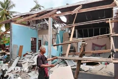 Một ngôi nhà ở tỉnh Ubon Ratchathani, Thái Lan, bị phá hủy do trúng đạn pháo trong xung đột biên giới với Campuchia. (Ảnh: THX/TTXVN)