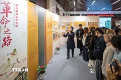 Thanh niên Việt Nam và Trung Quốc tại Trùng Khánh tìm hiểu về cuộc đời cách mạng phong phú và cao quý của Chủ tịch Hồ Chí Minh khi hoạt động tại Trung Quốc. (Ảnh: TTXVN phát)