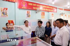 Bí thư Tỉnh ủy Khánh Hòa Nghiêm Xuân Thành kiểm tra công tác chuẩn bị bầu cử tại Khu vực bỏ phiếu số 2, phường Bắc Nha Trang. (Ảnh: Đặng Tuấn/TTXVN)