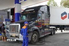 Cửa hàng xăng dầu Petrolimex số 111 (xã Mỹ Thọ, tỉnh Đồng Tháp) cung cấp nhiên liệu cho xe container. (Ảnh: Nhựt An/TTXVN)
