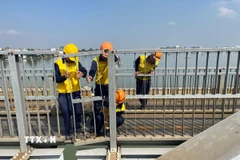 Công nhân đường sắt nỗ lực khắc phục sự cố cầu Ghềnh sau khi xảy ra tai nạn khiến tuyến đường sắt Bắc-Nam gián đoạn. (Ảnh: Sỹ Tuyên/TTXVN)