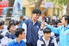 Học sinh đủ tuổi lần đầu tiên được đi bỏ phiếu bầu cử đều có chung tâm trạng tự hào và háo hức. (Ảnh: Nguyễn Cúc/TTXVN)