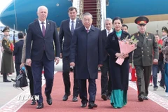 Lễ đón Tổng Bí thư Tô Lâm và Phu nhân tại sân bay quốc tế Minsk. (Ảnh: Thống Nhất/TTXVN)