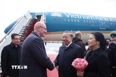 Phó Thủ tướng Nga Dmitry Chernyshenko tiễn Tổng Bí thư Tô Lâm và Phu nhân tại sân bay Vnukovo 2, thủ đô Moskva. (Ảnh: Thống Nhất/TTXVN)
