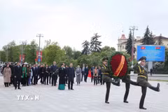 Tổng Bí thư Tô Lâm và Phu nhân cùng Đoàn đại biểu cấp cao Việt Nam đến đặt hoa tại Tượng đài Chiến thắng ở thủ đô Minsk. (Ảnh: Thống Nhất/TTXVN)