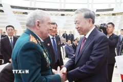 Tổng Bí thư Tô Lâm thăm hỏi, tặng quà cho cựu quân nhân Belarus từng có đóng góp nổi bật cho Việt Nam. (Ảnh: Thống Nhất/TTXVN)