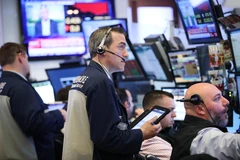 Giao dịch viên tại sàn chứng khoán New York, Mỹ. (Ảnh: THX/TTXVN)