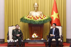Chủ tịch nước Lương Cường tiếp Chủ nhiệm Tổng cục Chính trị Quân đội Nhân dân Lào Vongsone Inpanphim. (Ảnh: Lâm Khánh/TTXVN)