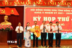 Lãnh đạo tỉnh Đồng Nai chúc mừng ông Nguyễn Kim Long được bầu giữ chức Phó Chủ tịch Ủy ban Nhân dân tỉnh. (Ảnh: Sỹ Tuyên/TTXVN)