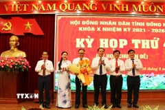 Lãnh đạo tỉnh Đồng Nai chúc mừng ông Nguyễn Kim Long được bầu giữ chức Phó Chủ tịch Ủy ban Nhân dân tỉnh. (Ảnh: Sỹ Tuyên/TTXVN)