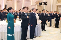 Tổng Bí thư Tô Lâm và Phu nhân cùng Tổng thống Hàn Quốc Lee Jae Myung và Phu nhân thực hiện nghi lễ chào cờ. (Ảnh: Thống Nhất/TTXVN)