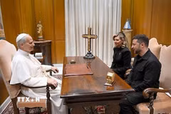 Tổng thống Ukraine Volodymyr Zelensky (trái) trong cuộc gặp Giáo hoàng Leo XIV ở Vatican ngày 18/5/2025. (Ảnh: Getty Images/TTXVN)