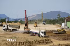 Nhà thầu huy động hàng trăm máy móc thiết bị để đẩy mạnh thi công. (Ảnh: Sỹ Thắng/TTXVN)