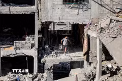 Tòa nhà bị phá hủy sau cuộc không kích của Israel tại Gaza. (Ảnh: THX/TTXVN)
