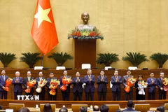 Tổng Bí thư Tô Lâm, Chủ tịch nước Lương Cường, Thủ tướng Phạm Minh Chính, Chủ tịch Quốc hội Trần Thanh Mẫn tặng hoa chúc mừng Phó Chủ tịch Quốc hội, Ủy viên Ủy ban Thường vụ Quốc hội, Chủ nhiệm một số Ủy ban của Quốc hội khóa XV; phê chuẩn đề nghị của Thủ tướng Chính phủ về việc bổ nhiệm Phó Thủ tướng Chính phủ và Bộ trưởng nhiệm kỳ 2021-2026. (Ảnh: Doãn Tấn/TTXVN)
