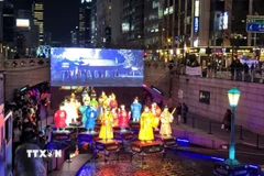 Lung linh Lễ hội đèn lồng Seoul 2025 tại suối Cheonggye. (Ảnh: Đức Thắng/TTXVN)