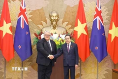 Chủ tịch Quốc hội Trần Thanh Mẫn đón Chủ tịch Quốc hội New Zealand Gerry Brownlee. (Ảnh: Doãn Tấn/TTXVN)