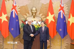 Chủ tịch Quốc hội Trần Thanh Mẫn đón Chủ tịch Quốc hội New Zealand Gerry Brownlee. (Ảnh: Doãn Tấn/TTXVN)