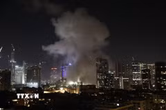 Hình ảnh khói bốc lên sau cuộc tấn công bằng tên lửa của Iran tại Tel Aviv, Israel ngày 13/6/2025. (Ảnh: THX/TTXVN)