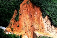 Khối lượng đất đá làm gẫy đứt khoảng 20m tại Km 24+800 (đỉnh suối Láo) thuộc tuyến đường Tỉnh lộ 433, xã Cao Sơn. (Ảnh: TTXVN phát)