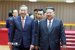 Tổng Bí thư Đảng Lao động Triều Tiên, Chủ tịch Quốc vụ nước Cộng hòa Dân chủ Nhân dân Triều Tiên Kim Jong Un đón Tổng Bí thư Tô Lâm. (Ảnh: Thống Nhất/TTXVN)