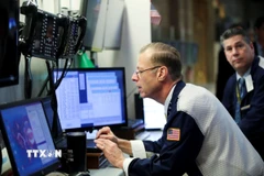 Giao dịch viên tại sàn chứng khoán New York, Mỹ. (Ảnh: THX/TTXVN)