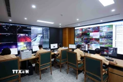 Cán bộ, chiến sỹ Cục Cảnh sát giao thông luôn ứng trực 24/7 tại Trung tâm thông tin chỉ huy để xử lý thông tin, hình ảnh được truyền về từ camera AI trên các tuyến đường và xe tuần tra của Cảnh sát giao thông có gắn camera trên khắp cả nước. (Ảnh: Phạm Kiên/TTXVN)