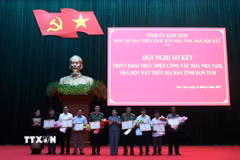 Trao Bằng khen của Chủ tịch UBND tỉnh Kon Tum cho 21 tập thể và 32 cá nhân có thành tích xuất sắc trong triển khai, thực hiện Phong trào thi đua “Chung tay xóa nhà tạm, nhà dột nát trên địa bàn tỉnh năm 2025." (Ảnh: Cao Nguyên/TTXVN)