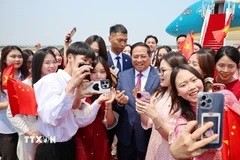 Học sinh, sinh viên Việt Nam tại Trung Quốc đón Thủ tướng Phạm Minh Chính. (Ảnh: Dương Giang/TTXVN)
