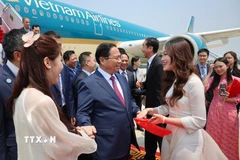 Học sinh, sinh viên Việt Nam tại Trung Quốc đón Thủ tướng Chính Phạm Minh Chính. (Ảnh: Dương Giang/TTXVN)