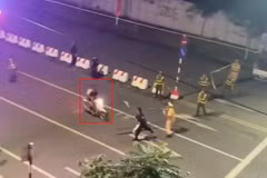 Hình ảnh hai thanh niên đâm vào cảnh sát được video ghi lại. (Ảnh: Cắt từ video)