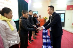 Chánh Văn phòng TTXVN Ngô Thanh Sơn tặng quà Tết cho các gia đình có hoàn cảnh khó khăn trên địa bàn xã Tân Trào, tỉnh Tuyên Quang. (Ảnh: Quang Cường/TTXVN)