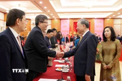 Tổng Bí thư Tô Lâm với các đại biểu tham dự Chương trình Xuân Quê hương 2026. (Ảnh: An Đăng/TTXVN)