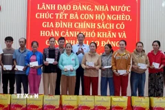 Phó Chủ tịch Quốc hội Trần Quang Phương tặng quà cho hộ nghèo, gia đình chính sách khó khăn trên địa bàn phường Đức Phổ. (Ảnh: Lê Phước Ngọc/TTXVN)