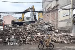 Đơn vị thi công tiến hành phá dỡ ngay sau khi các hộ bàn giao mặt bằng. (Ảnh: Quốc Lũy/TTXVN)