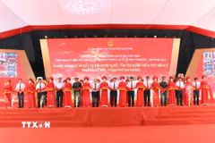 Các đại biểu cắt băng khánh thành Quần thể di tích bến K15, quận Đồ Sơn, thành phố Hải Phòng. (Ảnh: Hoàng Ngọc/TTXVN)